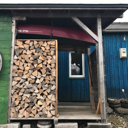 カヌーの薪小屋。１立方メートル。